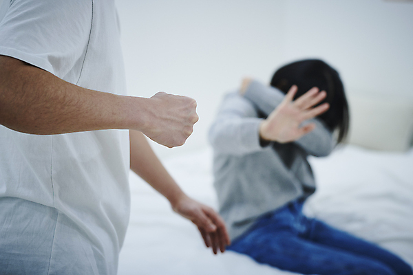 포토 JPG 전신 부부 여자 남자 남편 실내 서기 앉기 상반신 20대 성인 두명 옆모습 아웃포커스 손들기 주먹 한국인 아내 수비 무서움 위협 공포 웅크림 손뻗기 얼굴가리기 가정폭력 폭행 성인만 데이트폭력 국내포토 커플 감정 뷰포인트 모션 촬영기법 사람 동양인 청년 내부 가림 폭력 범죄 파일형식