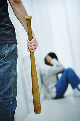 포토 JPG 전신 손 부부 여자 남자 남편 실내 서기 들기 앉기 상반신 20대 성인 두명 옆모습 뒷모습 아웃포커스 신체부위 한국인 야구방망이 아내 폭력 범죄 무서움 학대 위협 공포 갈등 웅크림 가정폭력 폭행 성인만 데이트폭력 국내포토 커플 감정 뷰포인트 모션 촬영기법 사람 동양인 청년 내부 야구용품 사회이슈 파일형식