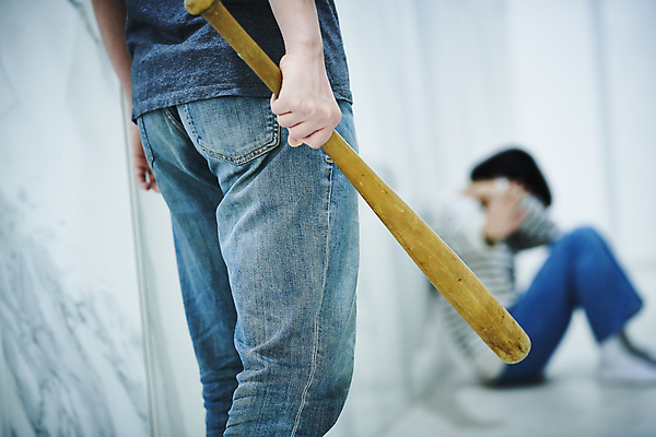 포토 JPG 전신 손 부부 여자 남자 남편 실내 들기 앉기 상반신 20대 성인 두명 옆모습 뒷모습 아웃포커스 한국인 야구방망이 아내 수비 범죄 무서움 위협 공포 웅크림 손뻗기 가정폭력 폭행 성인만 데이트폭력 국내포토 커플 감정 뷰포인트 모션 촬영기법 사람 동양인 청년 내부 신체부위 야구용품 폭력 파일형식