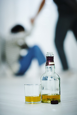 포토 JPG 전신 부부 여자 남자 남편 실내 서기 앉기 20대 성인 두명 옆모습 아웃포커스 한국인 하반신 잡기 아내 무서움 위협 공포 양주 양주잔 웅크림 알코올중독 가정폭력 양주병 폭행 성인만 데이트폭력 국내포토 커플 감정 뷰포인트 술잔 모션 주류 촬영기법 사람 동양인 청년 내부 폭력 범죄 중독 파일형식