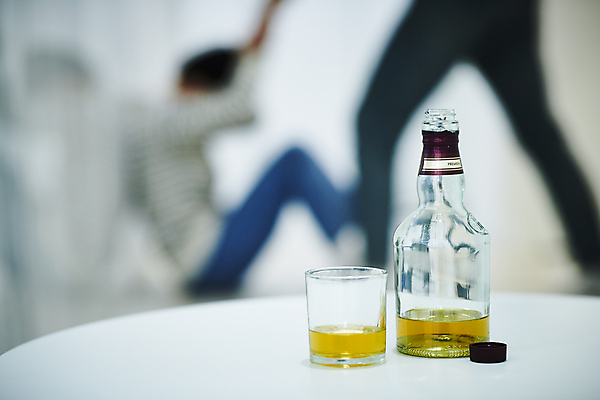 포토 JPG 전신 부부 여자 남자 남편 실내 서기 앉기 20대 성인 두명 옆모습 아웃포커스 한국인 하반신 잡기 아내 위험 무서움 위협 공포 양주 양주잔 웅크림 알코올중독 가정폭력 양주병 폭행 성인만 데이트폭력 국내포토 커플 감정 뷰포인트 컨셉 술잔 모션 주류 촬영기법 사람 동양인 청년 내부 폭력 범죄 중독 파일형식