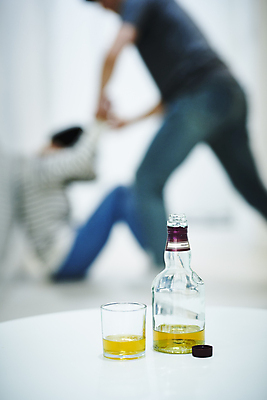 포토 JPG 전신 부부 여자 남자 남편 실내 서기 앉기 상반신 20대 성인 두명 옆모습 아웃포커스 한국인 아내 위험 무서움 위협 공포 양주 양주잔 웅크림 알코올중독 가정폭력 양주병 폭행 성인만 데이트폭력 국내포토 커플 감정 뷰포인트 컨셉 술잔 모션 주류 촬영기법 사람 동양인 청년 내부 폭력 범죄 중독 파일형식