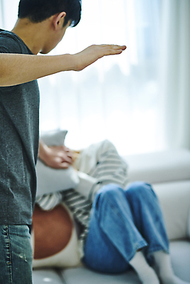 포토 JPG 전신 부부 여자 남자 쿠션 남편 실내 서기 앉기 상반신 20대 성인 두명 앞모습 옆모습 뒷모습 아웃포커스 소파 손들기 한국인 아내 수비 무서움 위협 공포 웅크림 가정폭력 폭행 성인만 데이트폭력 국내포토 커플 감정 뷰포인트 의자 모션 촬영기법 사람 동양인 청년 내부 폭력 범죄 파일형식