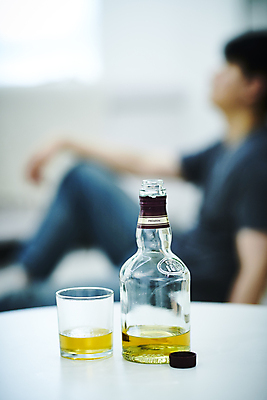 포토 JPG 전신 남자 남편 실내 한명 앉기 20대 성인 옆모습 아웃포커스 한국인 양주 후회 양주잔 알코올중독 가정폭력 양주병 성인남자한명만 데이트폭력 국내포토 1 감정 뷰포인트 술잔 모션 주류 촬영기법 사람 동양인 청년 내부 폭력 중독 남자한명만 성인남자만 파일형식