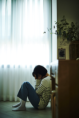 포토 JPG 전신 여자 실내 한명 앉기 20대 성인 옆모습 고통 한국인 아내 커튼 울음 무서움 괴로움 웅크림 얼굴가리기 가정폭력 우울증 성인여자한명만 데이트폭력 PTSD 국내포토 1 감정 뷰포인트 모션 표정 사람 동양인 청년 내부 가림 폭력 질병 여자한명만 성인여자만 파일형식