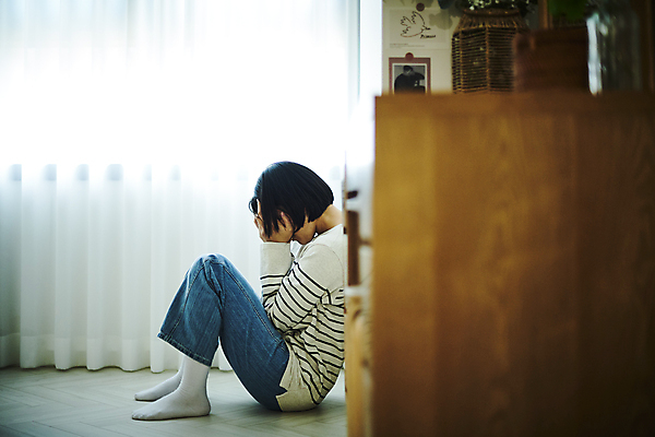 포토 JPG 전신 여자 실내 한명 앉기 20대 성인 옆모습 고통 한국인 커튼 울음 무서움 괴로움 웅크림 얼굴가리기 우울증 성인여자한명만 데이트폭력 PTSD 국내포토 1 감정 뷰포인트 모션 표정 사람 동양인 청년 내부 가림 폭력 질병 여자한명만 성인여자만 파일형식