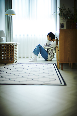 포토 JPG 전신 여자 실내 한명 앉기 20대 성인 옆모습 고통 한국인 울음 무서움 괴로움 웅크림 얼굴가리기 가정폭력 우울증 성인여자한명만 데이트폭력 PTSD 국내포토 1 감정 뷰포인트 모션 표정 사람 동양인 청년 내부 가림 폭력 질병 여자한명만 성인여자만 파일형식