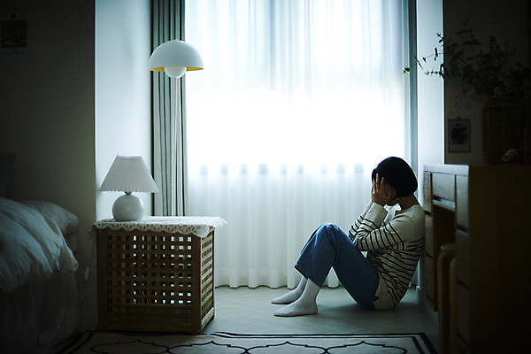 포토 1 감정 뷰포인트 모션 표정 사람 동양인 청년 내부 가림 폭력 질병 여자한명만 성인여자만 파일형식 어둠 앉기 얼굴가리기 울음 무서움 괴로움 고통 웅크림 아내 조명 커튼 가정폭력 전신 옆모습 한명 20대 한국인 여자 데이트폭력 우울증 실내 JPG 성인여자한명만 성인 PTSD 국내포토