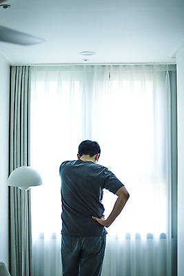포토 JPG 남자 허리손 창문 남편 조명 실내 고개숙이기 한명 서기 상반신 20대 성인 뒷모습 한국인 후회 가정폭력 성인남자한명만 데이트폭력 국내포토 1 감정 뷰포인트 포즈 모션 숙이기 사람 동양인 청년 내부 폭력 남자한명만 성인남자만 파일형식