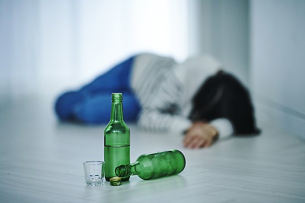 포토 1 뷰포인트 술잔 모션 술병 주류 촬영기법 사람 동양인 청년 내부 소주 중독 술취함 여자한명만 성인여자만 파일형식 쓰러짐 눕기 음주 앞모습 아내 만취 엎드리기 아웃포커스 소주잔 소주병 전신 한명 20대 한국인 여자 알코올중독 실내 JPG 성인여자한명만 성인 국내포토