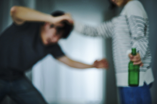 포토 JPG 부부 여자 남자 남편 실내 서기 들기 상반신 20대 성인 두명 옆모습 아웃포커스 한국인 아내 무서움 위협 공포 소주 소주병 손뻗기 알코올중독 가정폭력 폭행 성인만 데이트폭력 국내포토 커플 감정 뷰포인트 모션 술병 주류 촬영기법 사람 동양인 청년 내부 폭력 범죄 중독 파일형식