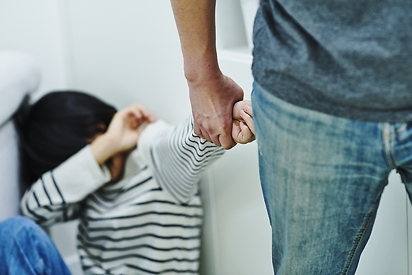 포토 JPG 손 부부 여자 남자 남편 실내 서기 앉기 상반신 20대 성인 두명 앞모습 옆모습 한국인 욕실 잡기 아내 당기기 무서움 공포 웅크림 얼굴가리기 가정폭력 폭행 성인만 데이트폭력 국내포토 커플 감정 뷰포인트 모션 사람 동양인 청년 내부 신체부위 가림 폭력 범죄 파일형식