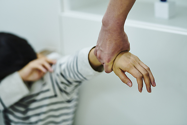 포토 JPG 손 부부 여자 남편 실내 한명 상반신 20대 성인 옆모습 신체부위 한국인 욕실 잡기 아내 당기기 무서움 위협 공포 웅크림 얼굴가리기 가정폭력 폭행 성인여자한명만 데이트폭력 국내포토 1 커플 감정 뷰포인트 모션 사람 동양인 청년 내부 가림 폭력 범죄 여자한명만 성인여자만 파일형식