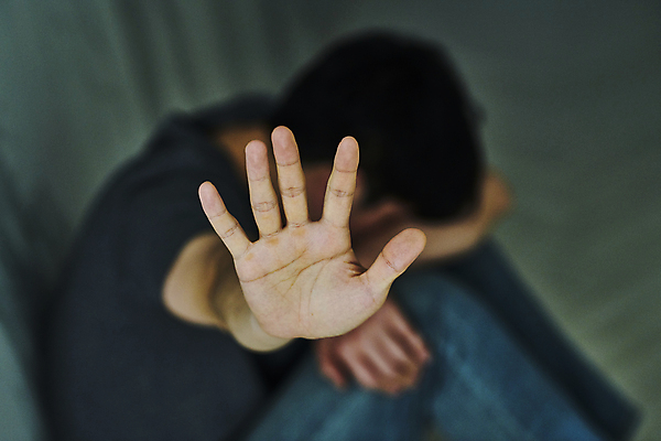 포토 JPG 남자 남편 실내 한명 앉기 상반신 20대 성인 옆모습 아웃포커스 한국인 수비 무서움 학대 공포 웅크림 손뻗기 얼굴가리기 가정폭력 성인남자한명만 데이트폭력 국내포토 1 감정 뷰포인트 모션 촬영기법 사람 동양인 청년 내부 가림 폭력 사회이슈 남자한명만 성인남자만 파일형식