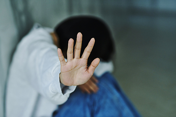 포토 1 감정 뷰포인트 모션 촬영기법 사람 동양인 청년 내부 가림 폭력 여자한명만 성인여자만 파일형식 얼굴가리기 앉기 공포 무서움 손뻗기 아내 수비 아웃포커스 상반신 웅크림 가정폭력 옆모습 한명 20대 한국인 여자 범죄 데이트폭력 실내 JPG 성인여자한명만 성인 국내포토