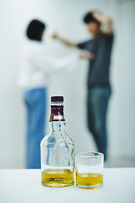 포토 JPG 부부 여자 남자 남편 실내 서기 상반신 20대 성인 두명 옆모습 아웃포커스 손들기 한국인 아내 양주 부부싸움 갈등 양주잔 알코올중독 가정폭력 양주병 성인만 데이트폭력 국내포토 커플 뷰포인트 술잔 모션 주류 촬영기법 사람 동양인 청년 내부 폭력 싸움 중독 파일형식