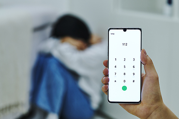 포토 JPG 전신 손 여자 실내 한명 들기 앉기 20대 성인 옆모습 아웃포커스 신체부위 스마트폰 한국인 아내 무서움 웅크림 얼굴가리기 112 가정폭력 신고 성인여자한명만 데이트폭력 국내포토 1 감정 뷰포인트 모션 촬영기법 사람 동양인 청년 내부 핸드폰 스마트기기 가림 폭력 전화번호 여자한명만 성인여자만 파일형식