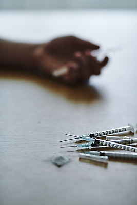 포토 JPG 손 회색배경 실내 주사기 들기 아웃포커스 신체부위 범죄 위험 가루 마약 마약중독 마약중독자 국내포토 백그라운드 컨셉 의료기기 모션 촬영기법 사람 내부 회색 중독 파일형식