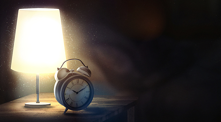 PSD 여자 백그라운드 일러스트 탁자 한명 상반신 성인 빛 눕기 검은색 어둠 자명종 침대 잠 야간 편안함 성인여자한명만 무드등 수면등 국내일러스트 자연요소 1 시계 컬러 가구 모션 조명 사람 알람 감각 여자한명만 성인여자만 파일형식