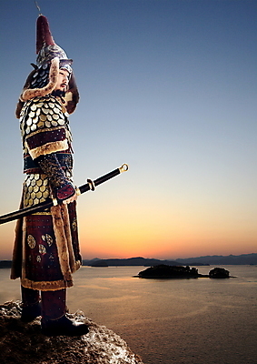 전신 PSD 편집이미지 남자 바다 섬 한명 서기 성인 30대 노을 일몰 한국인 칼 위인 장군 갑옷 이순신 충무공 성인남자한명만 내려보기 이미지편집 자연요소 직업 1 모션 사람 동양인 장년 보호장비 남자한명만 성인남자만 파일형식