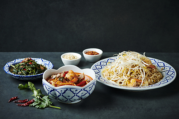 포토 그릇 식기 음식 백그라운드 고추 갑각류 농산물 검은색 가루 나물 동양음식 태국음식 향미료 파일형식 고춧가루 콩가루 똠얌꿍 모닝글로리볶음 종지 새우 말린고추 향신료 팟타이 JPG 로컬푸드 동남아음식 사람없음 검은배경 접시 숙주나물 국내포토