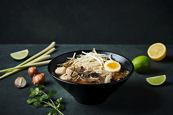 포토 식기 음식 백그라운드 채소 과일 농산물 알 검은색 국수 나물 동양음식 베트남음식 파일형식 레몬 양파 레몬그라스 식재료 그릇 라임 태국음식 쌀국수 계란 JPG 로컬푸드 동남아음식 사람없음 검은배경 숙주나물 국내포토