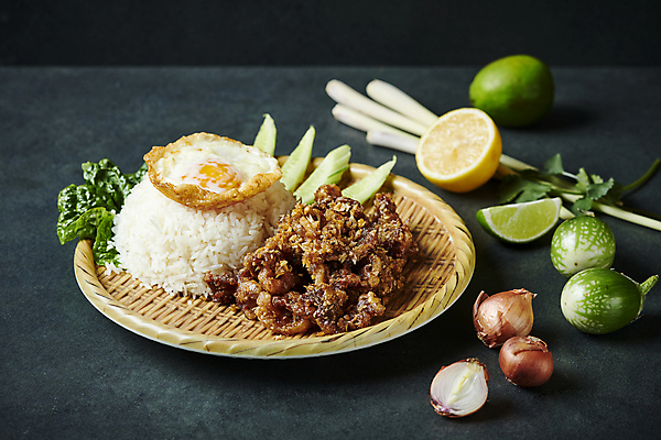 포토 JPG 밥 검은배경 양파 오이 돼지고기 사람없음 계란프라이 레몬 덮밥 라임 바질 대나무소쿠리 동남아음식 레몬그라스 태국음식 로컬푸드 팟끄라파오무쌉 국내포토 음식 백그라운드 채소 과일 육류 농산물 검은색 계란요리 동양음식 파일형식