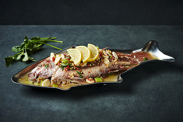 포토 JPG 접시 검은배경 마늘 사람없음 해물요리 레몬 도미 라임 샐러리 도미찜 동남아음식 생선찜 태국음식 로컬푸드 국내포토 식기 음식 백그라운드 채소 과일 어류 농산물 검은색 해산물 찜 동양음식 파일형식