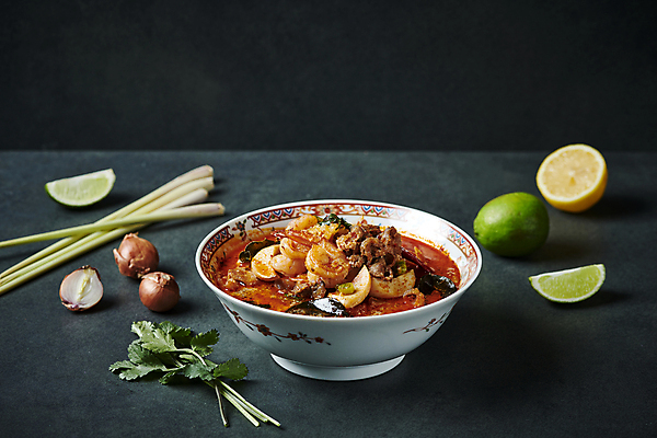 포토 JPG 그릇 검은배경 양파 새우 사람없음 레몬 해산물 향신료 라임 동남아음식 레몬그라스 태국음식 로컬푸드 똠얌꿍 국내포토 식기 음식 백그라운드 채소 과일 갑각류 농산물 검은색 동양음식 향미료 파일형식