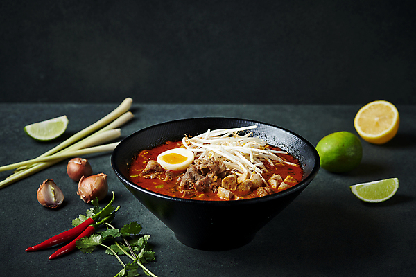 포토 JPG 그릇 고추 검은배경 양파 사람없음 계란 레몬 라임 동남아음식 레몬그라스 숙주나물 쌀국수 태국음식 로컬푸드 똠얌쌀국수 국내포토 식기 음식 백그라운드 채소 과일 농산물 알 검은색 국수 나물 동양음식 베트남음식 파일형식