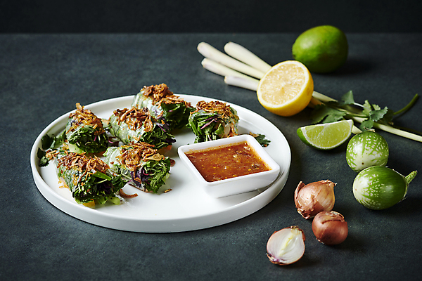 포토 JPG 접시 검은배경 양파 사람없음 소스 레몬 종지 라임 동남아음식 레몬그라스 스프링롤 태국음식 로컬푸드 국내포토 그릇 식기 음식 백그라운드 채소 과일 농산물 중식 검은색 양념 동양음식 파일형식