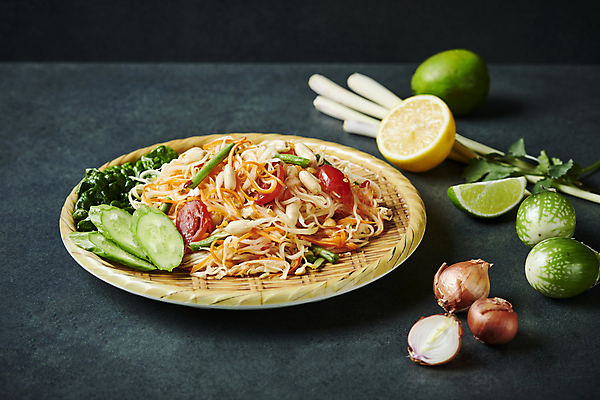 포토 JPG 검은배경 양파 오이 사람없음 샐러드 레몬 라임 대나무소쿠리 동남아음식 레몬그라스 무침요리 쏨땀 태국음식 로컬푸드 그린파파야 국내포토 음식 백그라운드 채소 과일 농산물 검은색 무침 동양음식 파파야 파일형식