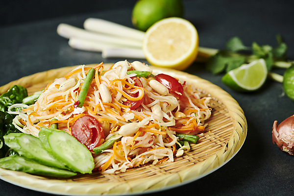 포토 음식 백그라운드 채소 과일 촬영기법 농산물 검은색 무침 동양음식 태국음식 파파야 파일형식 샐러드 고추 쏨땀 오이 레몬 아웃포커스 라임 JPG 로컬푸드 동남아음식 그린파파야 사람없음 검은배경 대나무소쿠리 레몬그라스 무침요리 국내포토