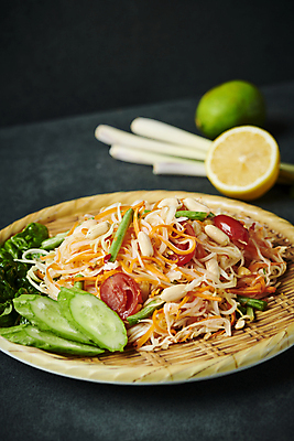 포토 JPG 고추 검은배경 오이 사람없음 아웃포커스 샐러드 레몬 라임 대나무소쿠리 동남아음식 레몬그라스 무침요리 쏨땀 태국음식 로컬푸드 그린파파야 국내포토 음식 백그라운드 채소 과일 촬영기법 농산물 검은색 무침 동양음식 파파야 파일형식