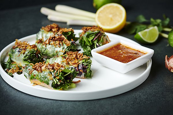 포토 JPG 접시 검은배경 양파 사람없음 아웃포커스 소스 레몬 종지 라임 동남아음식 레몬그라스 스프링롤 태국음식 로컬푸드 국내포토 그릇 식기 음식 백그라운드 채소 과일 촬영기법 농산물 중식 검은색 양념 동양음식 파일형식