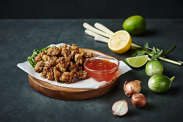 포토 JPG 검은배경 양파 사람없음 튀김 소스 레몬 종지 라임 나무접시 동남아음식 레몬그라스 태국음식 로컬푸드 엔까이텃 국내포토 그릇 접시 음식 백그라운드 채소 과일 농산물 검은색 양념 동양음식 파일형식