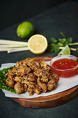 포토 JPG 검은배경 사람없음 튀김 소스 레몬 종지 라임 나무접시 동남아음식 레몬그라스 태국음식 로컬푸드 엔까이텃 국내포토 그릇 접시 음식 백그라운드 과일 농산물 검은색 양념 동양음식 파일형식