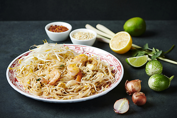 포토 JPG 접시 검은배경 양파 새우 사람없음 레몬 종지 라임 고춧가루 동남아음식 레몬그라스 숙주나물 콩가루 태국음식 팟타이 로컬푸드 국내포토 그릇 식기 음식 백그라운드 채소 과일 갑각류 농산물 검은색 가루 나물 동양음식 파일형식