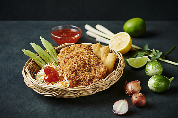 포토 JPG 방울토마토 검은배경 양파 오이 새우 사람없음 아웃포커스 소쿠리 소스 레몬 종지 라임 새우튀김 동남아음식 레몬그라스 태국음식 로컬푸드 텃만꿍 국내포토 그릇 음식 백그라운드 토마토 채소 과일 촬영기법 갑각류 농산물 바구니 검은색 튀김 양념 동양음식 파일형식