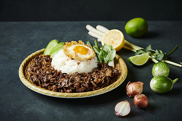 포토 JPG 밥 검은배경 양파 오이 돼지고기 사람없음 계란프라이 레몬 덮밥 라임 바질 대나무소쿠리 동남아음식 레몬그라스 태국음식 로컬푸드 팟끄라파오무쌉 국내포토 음식 백그라운드 채소 과일 육류 농산물 검은색 계란요리 동양음식 파일형식