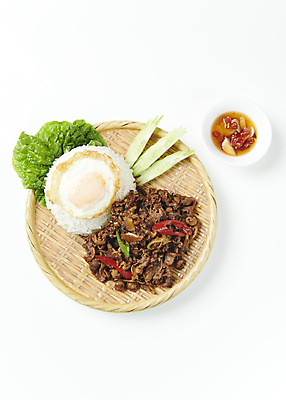 포토 JPG 밥 오이 실내 돼지고기 사람없음 하이앵글 소스 계란프라이 흰배경 덮밥 종지 대나무소쿠리 동남아음식 태국음식 로컬푸드 팟끄라파오무쌉 국내포토 그릇 음식 뷰포인트 백그라운드 채소 육류 내부 농산물 흰색 양념 계란요리 동양음식 파일형식