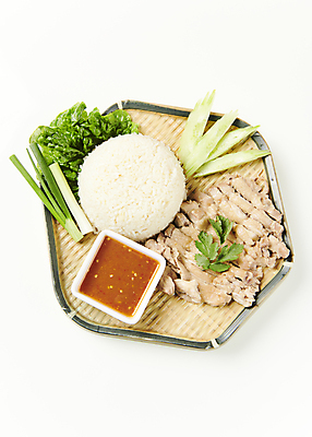 포토 JPG 접시 밥 오이 실내 사람없음 하이앵글 닭고기 소스 상추 흰배경 덮밥 종지 파 동남아음식 태국음식 로컬푸드 카우만까이 국내포토 그릇 식기 음식 뷰포인트 백그라운드 채소 육류 내부 농산물 흰색 양념 동양음식 파일형식