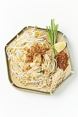 포토 JPG 접시 새우 실내 사람없음 하이앵글 레몬 흰배경 파 고춧가루 대나무소쿠리 동남아음식 숙주나물 콩가루 태국음식 팟타이 로컬푸드 국내포토 식기 음식 뷰포인트 백그라운드 채소 과일 갑각류 내부 농산물 흰색 가루 나물 동양음식 파일형식