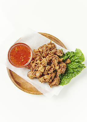 포토 JPG 실내 사람없음 하이앵글 튀김 소스 상추 흰배경 종지 나무접시 동남아음식 태국음식 로컬푸드 엔까이텃 국내포토 그릇 접시 음식 뷰포인트 백그라운드 채소 내부 농산물 흰색 양념 동양음식 파일형식