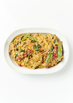 포토 JPG 접시 실내 사람없음 하이앵글 게 흰배경 카레 동남아음식 태국음식 코코넛밀크 로컬푸드 뿌팟퐁커리 국내포토 식기 음식 뷰포인트 백그라운드 갑각류 내부 농산물 흰색 코코넛 동양음식 파일형식