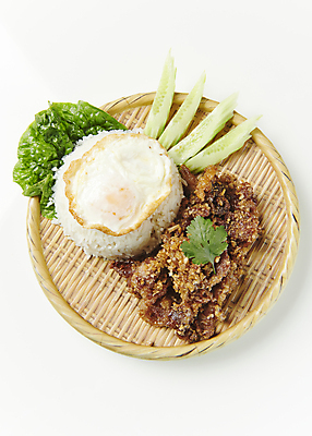 포토 JPG 밥 오이 실내 사람없음 하이앵글 계란프라이 흰배경 덮밥 대나무소쿠리 동남아음식 돼지고기볶음 태국음식 로컬푸드 팟끄라파오무쌉 국내포토 음식 뷰포인트 백그라운드 채소 내부 농산물 흰색 계란요리 볶음 동양음식 파일형식