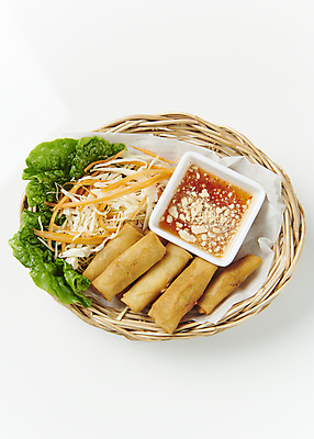 포토 JPG 실내 사람없음 하이앵글 소쿠리 샐러드 흰배경 종지 칠리소스 동남아음식 춘권 태국음식 로컬푸드 국내포토 그릇 음식 뷰포인트 백그라운드 내부 농산물 바구니 흰색 소스_음식 동양음식 파일형식