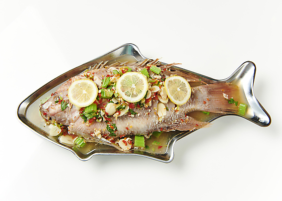 포토 JPG 접시 실내 마늘 사람없음 하이앵글 해물요리 레몬 흰배경 도미 라임 샐러리 도미찜 동남아음식 생선찜 태국음식 로컬푸드 국내포토 식기 음식 뷰포인트 백그라운드 채소 과일 어류 내부 농산물 흰색 해산물 찜 동양음식 파일형식