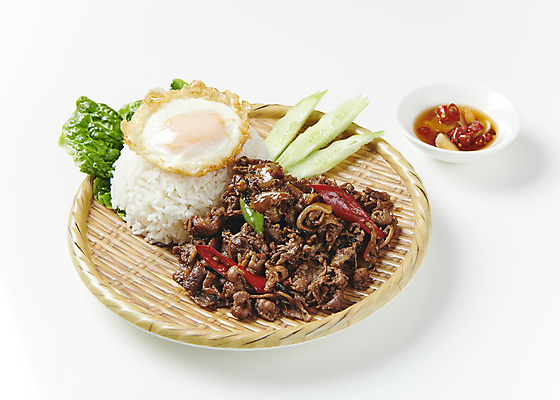 포토 JPG 밥 오이 실내 돼지고기 사람없음 소스 계란프라이 흰배경 덮밥 종지 대나무소쿠리 동남아음식 태국음식 로컬푸드 팟끄라파오무쌉 국내포토 그릇 음식 백그라운드 채소 육류 내부 농산물 흰색 양념 계란요리 동양음식 파일형식