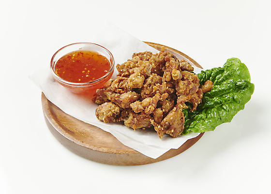 포토 JPG 오이 실내 사람없음 튀김 소스 상추 흰배경 종지 나무접시 동남아음식 태국음식 로컬푸드 엔까이텃 국내포토 그릇 접시 음식 백그라운드 채소 내부 농산물 흰색 양념 동양음식 파일형식